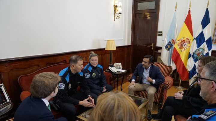 El alcalde de Ferrol recibe a los nuevos agentes de la Policía Local