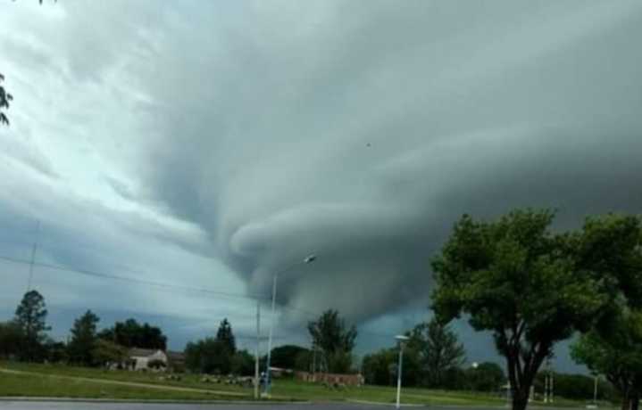 AHORA, Tornado en vivo en el sur de brasil deja personas atrapadas