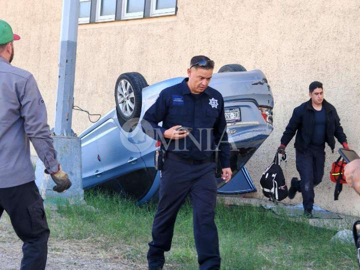 Conductor vuelca tras chocar contra poste en Circuito Universitario