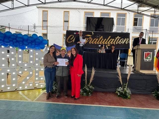 Más de dos centenares de adultos mayores celebran el haber aprendido a leer y escribir