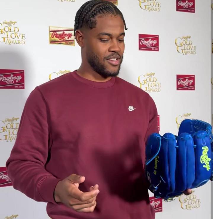 Maikel García cumplió un sueño al recibir un guante especial