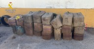 Hallan 865 kilos de hachís en un vehículo que, tras ser parado por una infracción, huyó de la Guardia Civil