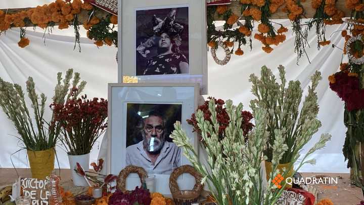 Cautivan altares de las 8 regiones en el Zócalo de la ciudad de Oaxaca