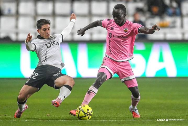 El poco acierto en el remate y un claro penalti no pitado a favor del Castellón deparan un empate en El Plantío (0