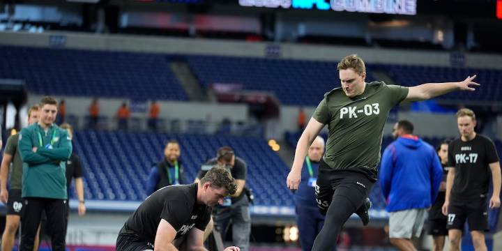 Birmingham Stallions kicker signed by Los Angeles Rams