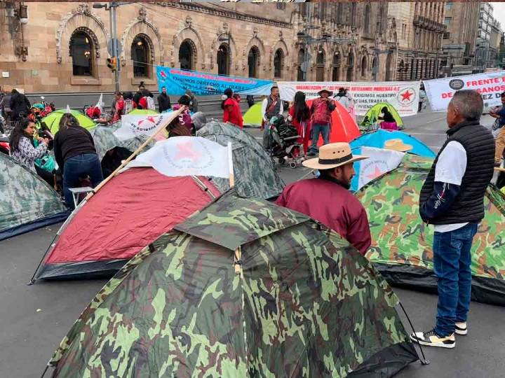 Bloquean Eje Central en demanda de espacios para ejercer comercio en vía pública