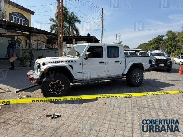 Fallece mujer arrollada por camioneta en el centro de Tepic; conductor huyó