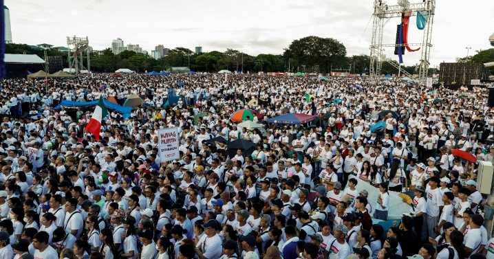 Hundreds of thousands rally in Manila against flood