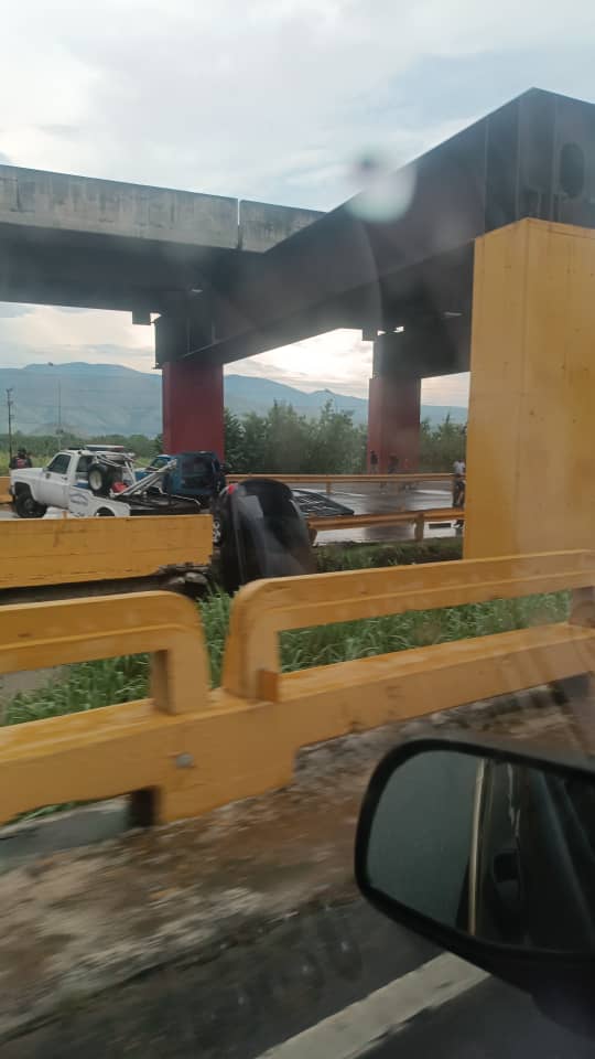 Lluvias de este viernes dejaron accidente vial en Tapa