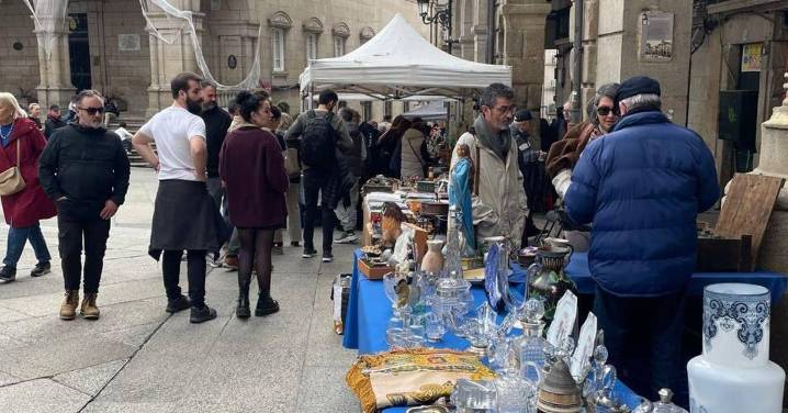 La feria de antigüedades vuelve a llenar de curiosos la Plaza Mayor