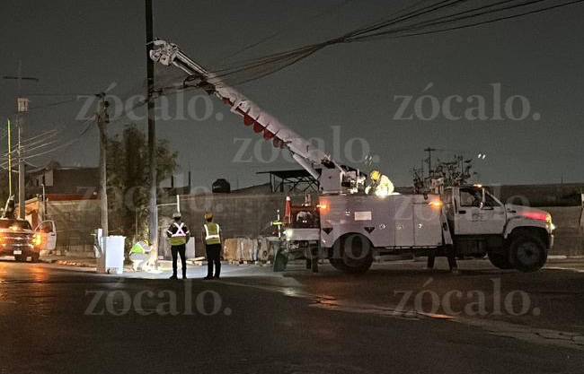 Provoca tráiler apagón al sur de la ciudad tras derribar cableado y transformador en La Herradura