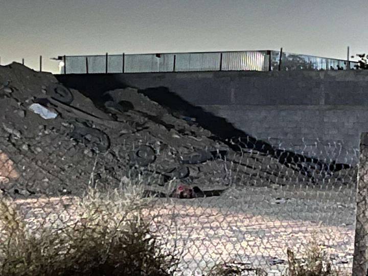 Asesinan a hombre con mensaje clavado en el pecho en Salvarcar