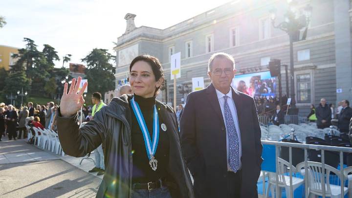 Ayuso abandona en ambulancia la misa de la Almudena por una «leve indisposición»