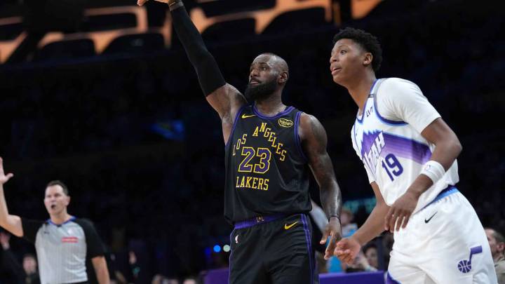Lakers’ LeBron James also threw an alley-oop to DeAndre Ayton in 8th grade