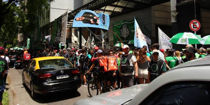 La Policía aplica el protocolo antipiquetes frente a la protesta de estatales, jubilados y universitarios