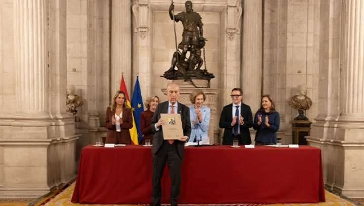 Entre Tintín y Gilgamesh: la poesía elegante de Luis Alberto de Cuenca conquista el Reina Sofía