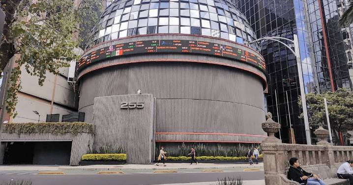 La BMV extiende sus ganancias este miércoles; el peso cotiza estable