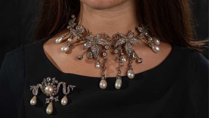 ¿A quién pertenecieron las joyas reales que están siendo subastadas por 1,7 millones de euros en Ginebra?