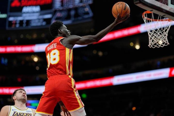 Hawks arrollan 122-102 a Lakers; Gueye logra récord personal con 21 puntos – Chicago Tribune