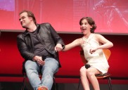 Millie Bobby Brown y David Harbour se abrazan en la premier de ‘Stranger Things’