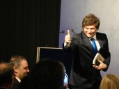 Un cóctel de champagne y miedo en el poder