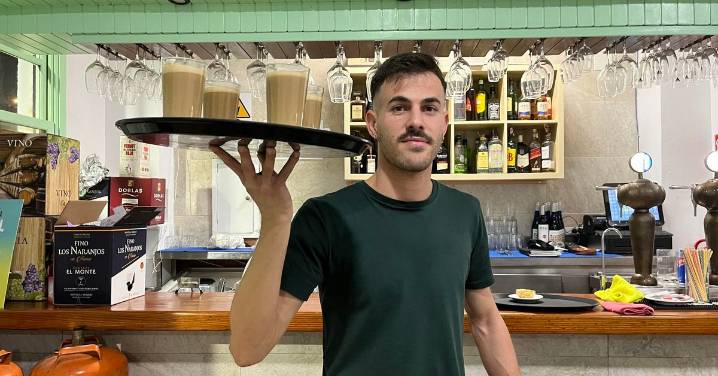 Rafael Cepeda, el camarero malabarista de Córdoba que triunfa en media España: "Me gusta pasarlo bien en el trabajo"