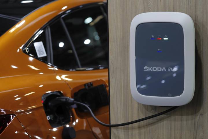 Las ventas de eléctricos en EEUU se desploman en octubre por la desaparición de subsidios