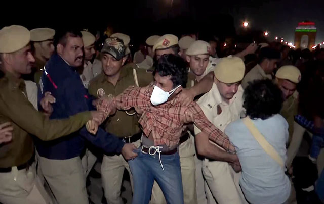 ‘Smog se Azadi’: Citizens, children protest at India Gate as Delhi chokes on toxic air