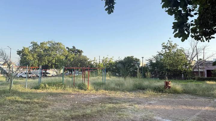 Parque de Santa Elena en Culiacán sigue en abandono; vecinos alertan por riesgo a niños