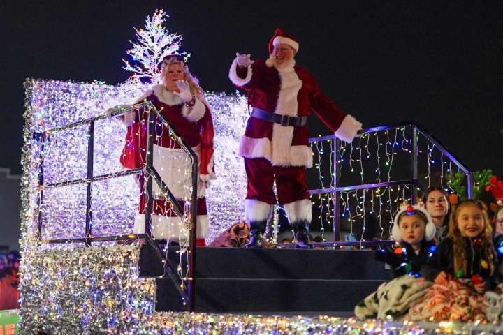 Winter Lights Fest kicks off holiday season in Aurora