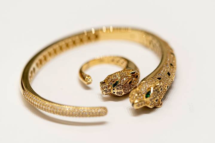 Gold, Silver Futures Lose Momentum On Weak Global Cues, Fading Rate Cut Hopes