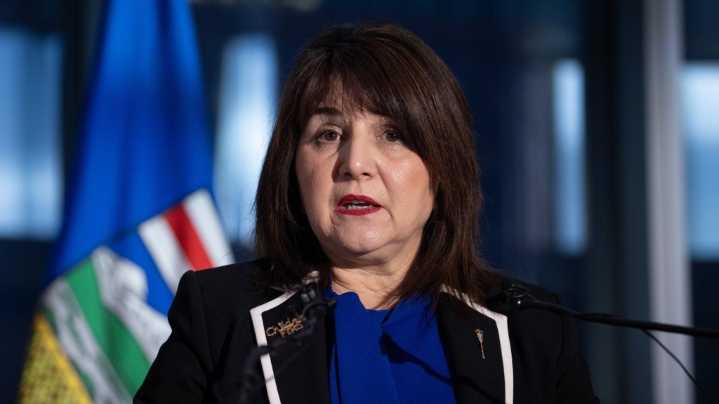 Critics concerned over Alberta plan to let physicians work publicly and privately