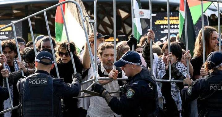 Protester crashes cop briefing after weapons expo clash