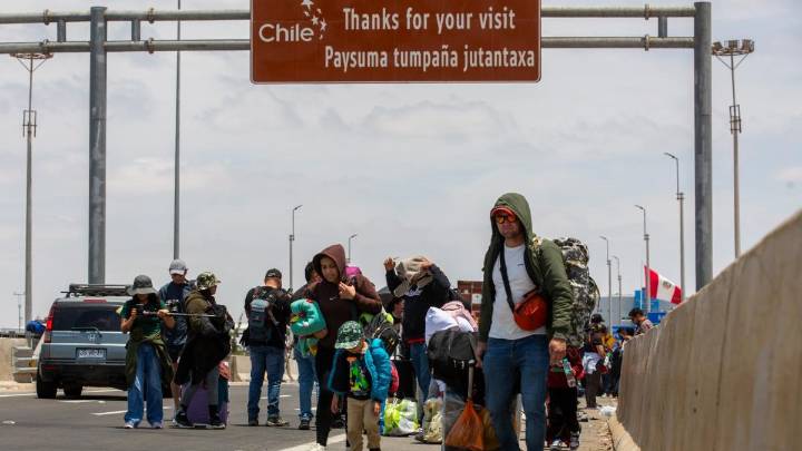 Migrantes varados en el límite entre Chile y Perú: Sigue en vivo el especial de Meganoticias desde la frontera norte