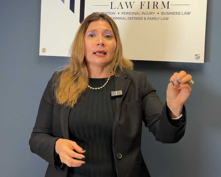 Urgen a venezolanos con TPS vencido a pedir asilo