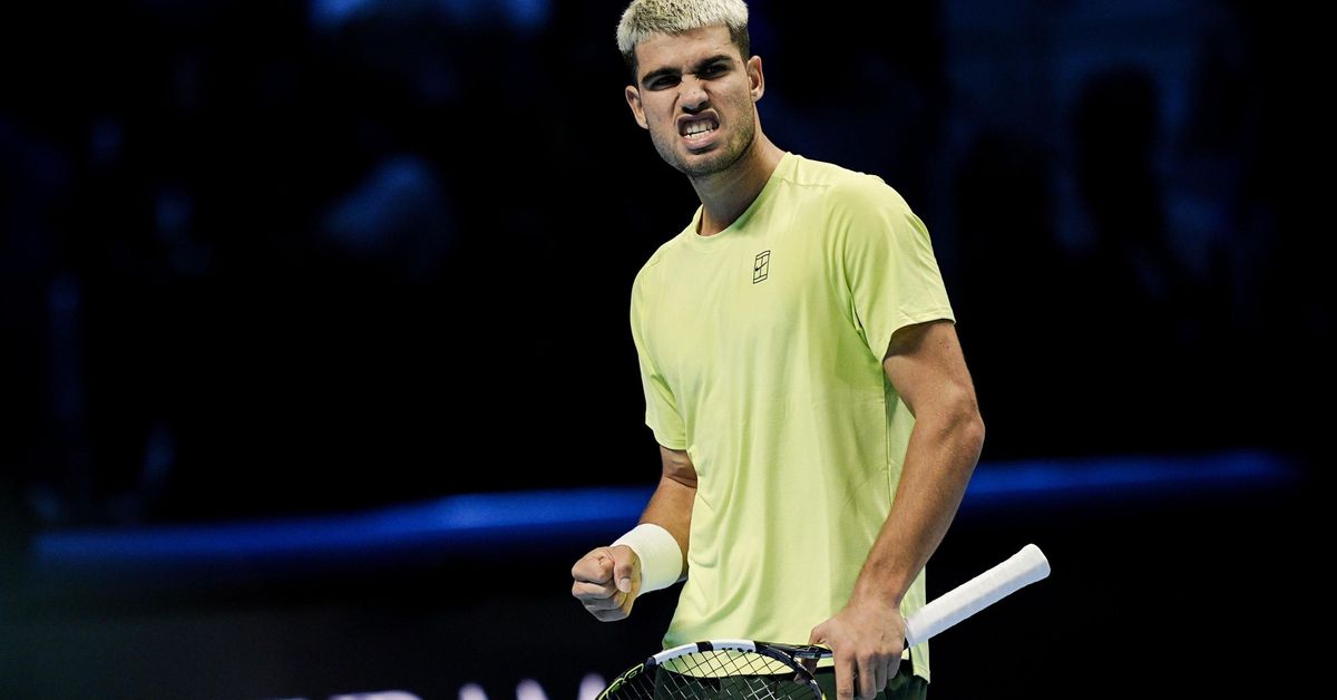 Carlos Alcaraz se sobrepone a sí mismo y arranca con victoria en las Finales ATP