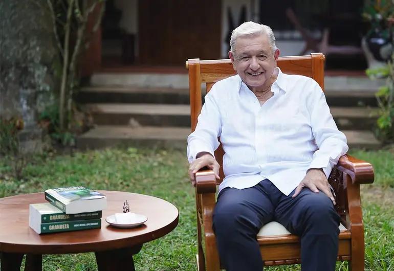 Desde Chiapas reaparece expresidente López Obrador y presenta su nuevo libro