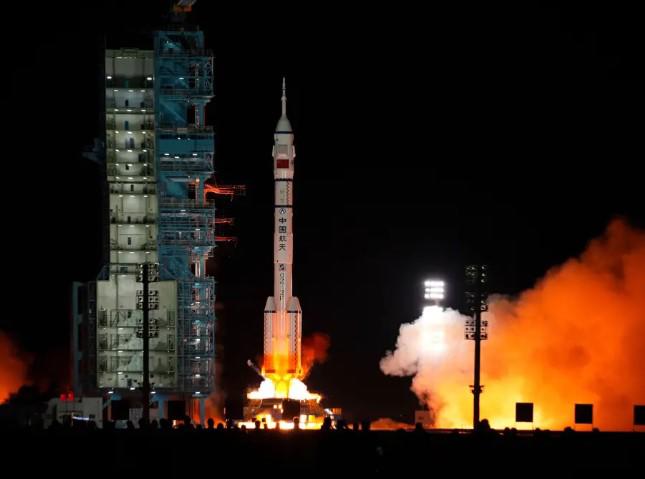 Los astronautas chinos inician el regreso a la Tierra después de que escombros impactaran la nave espacial