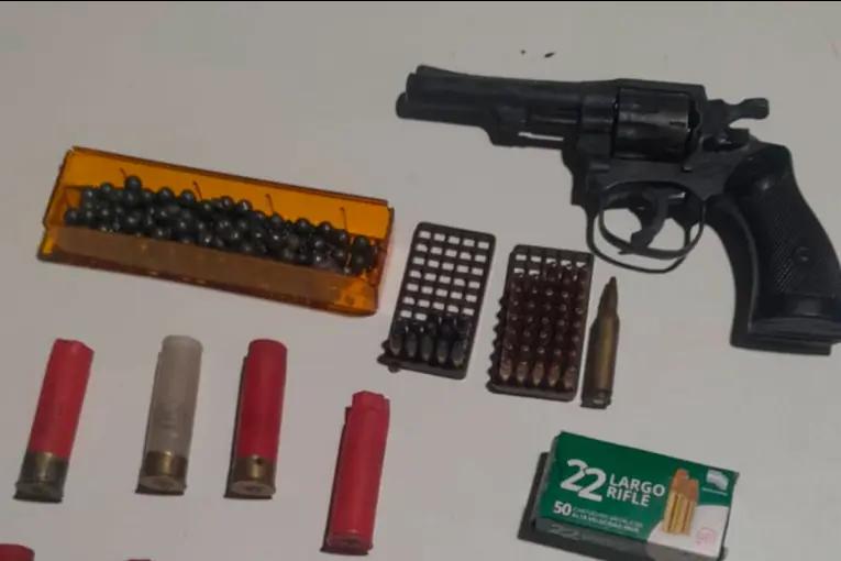 Secuestraron armas y cartuchería tras un allanamiento en Mojones Norte