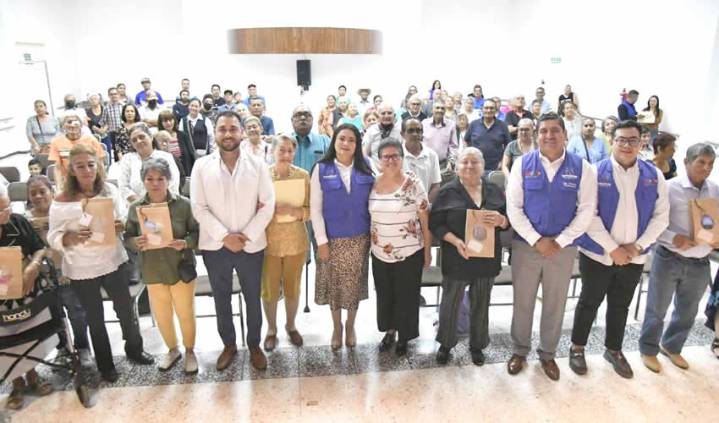 Abuelitas y Abuelitos Recuperan su Sonrisa y Autoestima con Prótesis Dentales