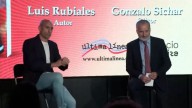 Lanzan huevos a Luis Rubiales durante la presentación de su libro