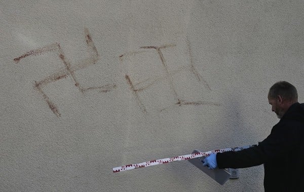 Alemania detiene a hombre acusado de pintar esvásticas en carros con sangre