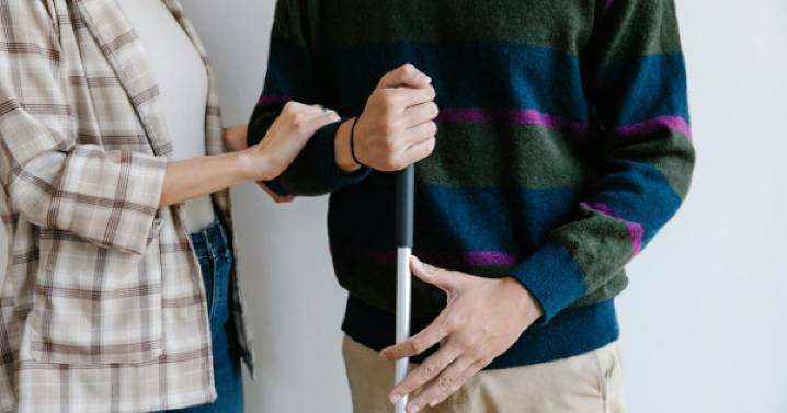 ¿Cómo interactuar con personas con discapacidad visual?: 10 claves para apoyarlas
