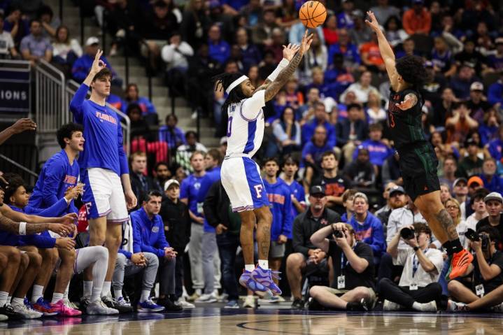 No. 10 Florida overcomes foul trouble from big men Condon and Chinyelu to beat Miami 82