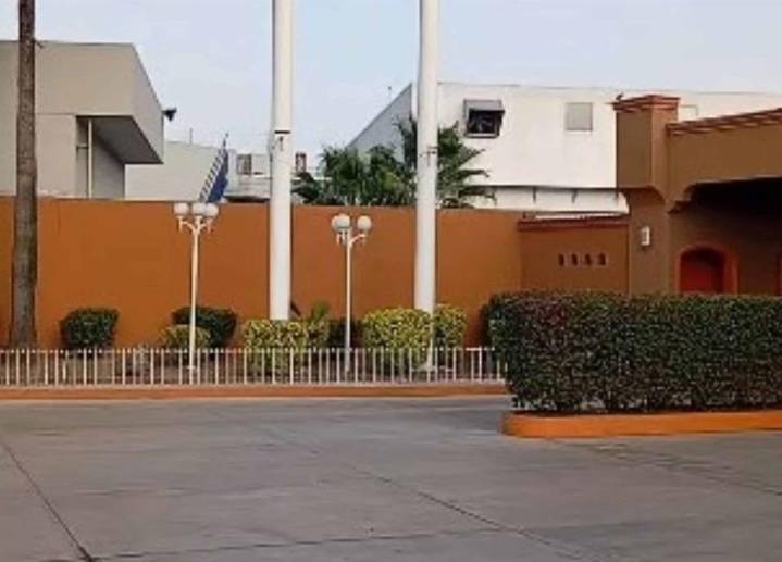 Amenazan con pistola a encargada de motel