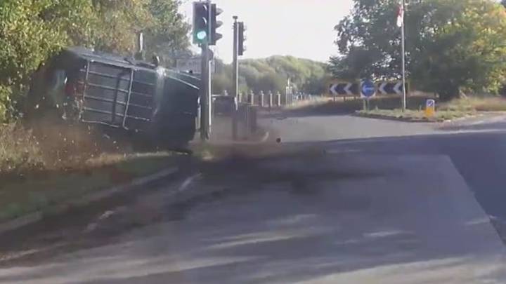 Reino Unido: tenía que declarar ante la Justicia, intentó huir y chocó con su auto