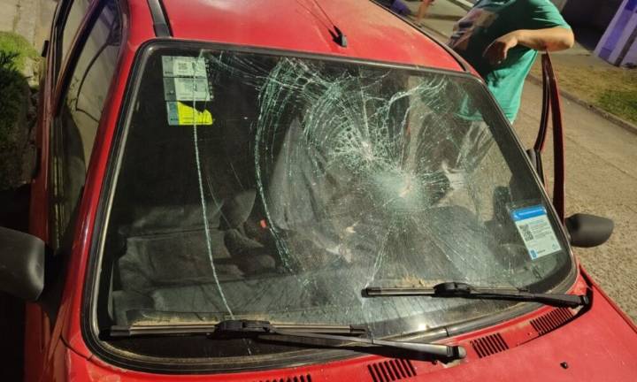 Villa Loreto: discute con su madre y rompe el parabrisas del auto del vecino