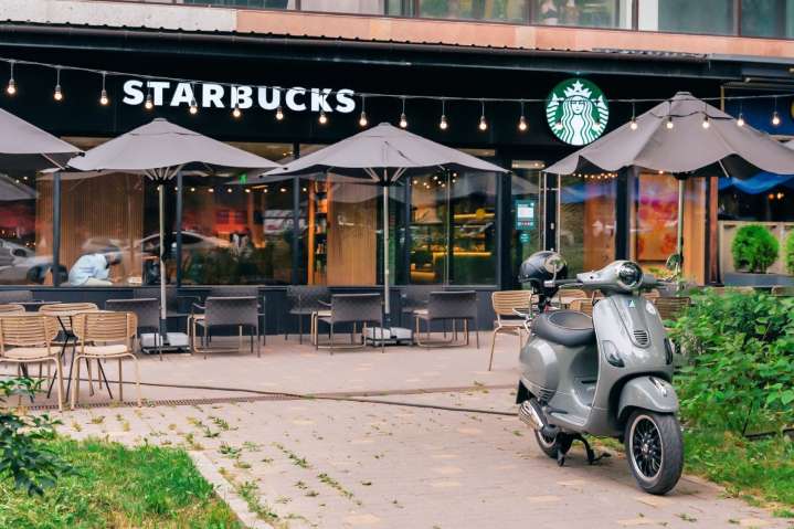 Starbucks supera los $1,000 millones en café a domicilio: ¿se acerca el fin de la experiencia en sus tiendas?