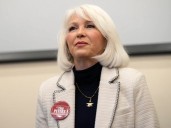 Quién es Tina Peters, y por qué se convirtió en una heroína para los conspiracionistas electorales en EEUU