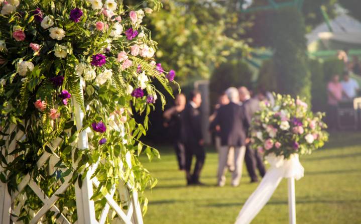 Fewer high school girls than boys are planning to get married